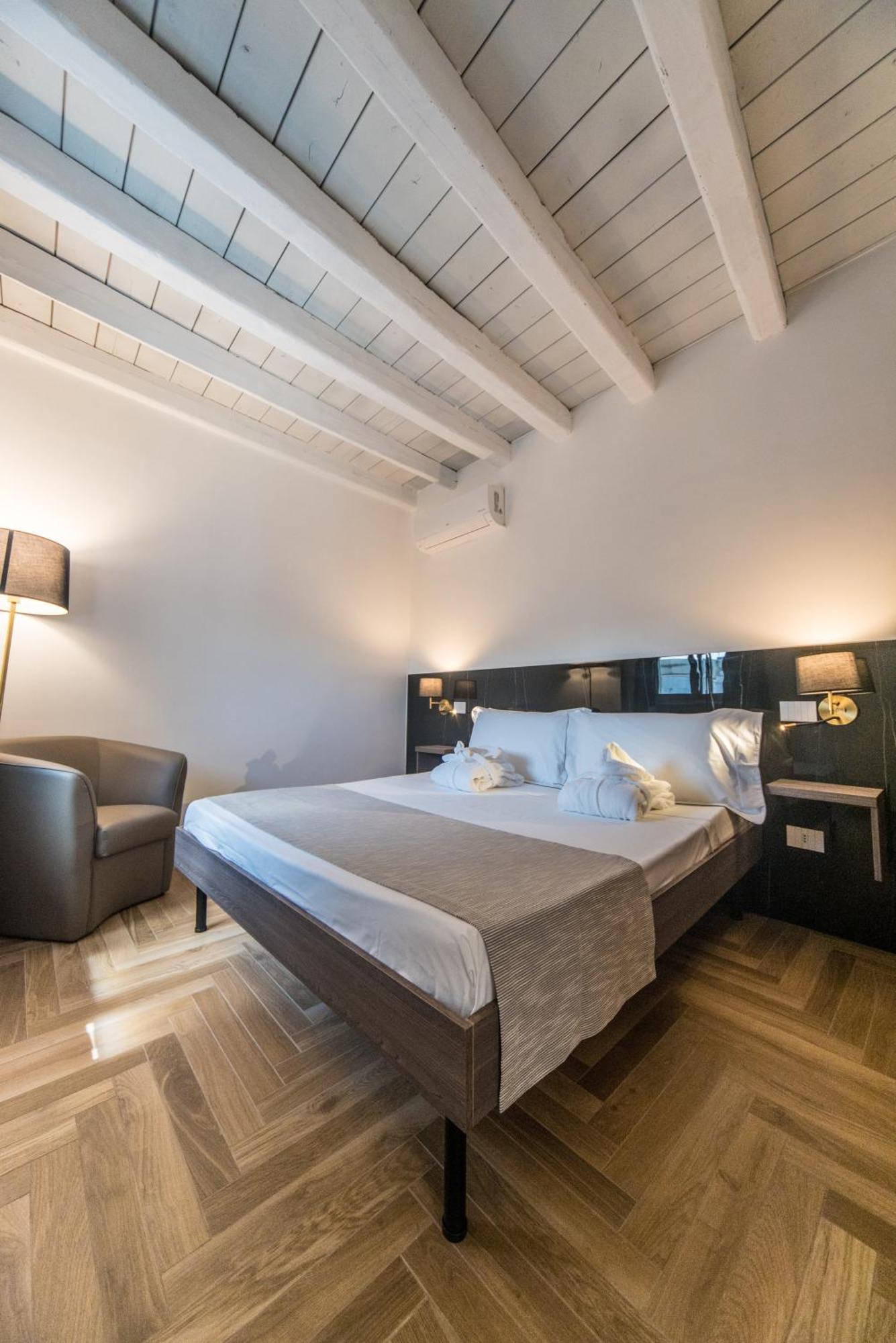Suite Santa Chiara Trani Buitenkant foto